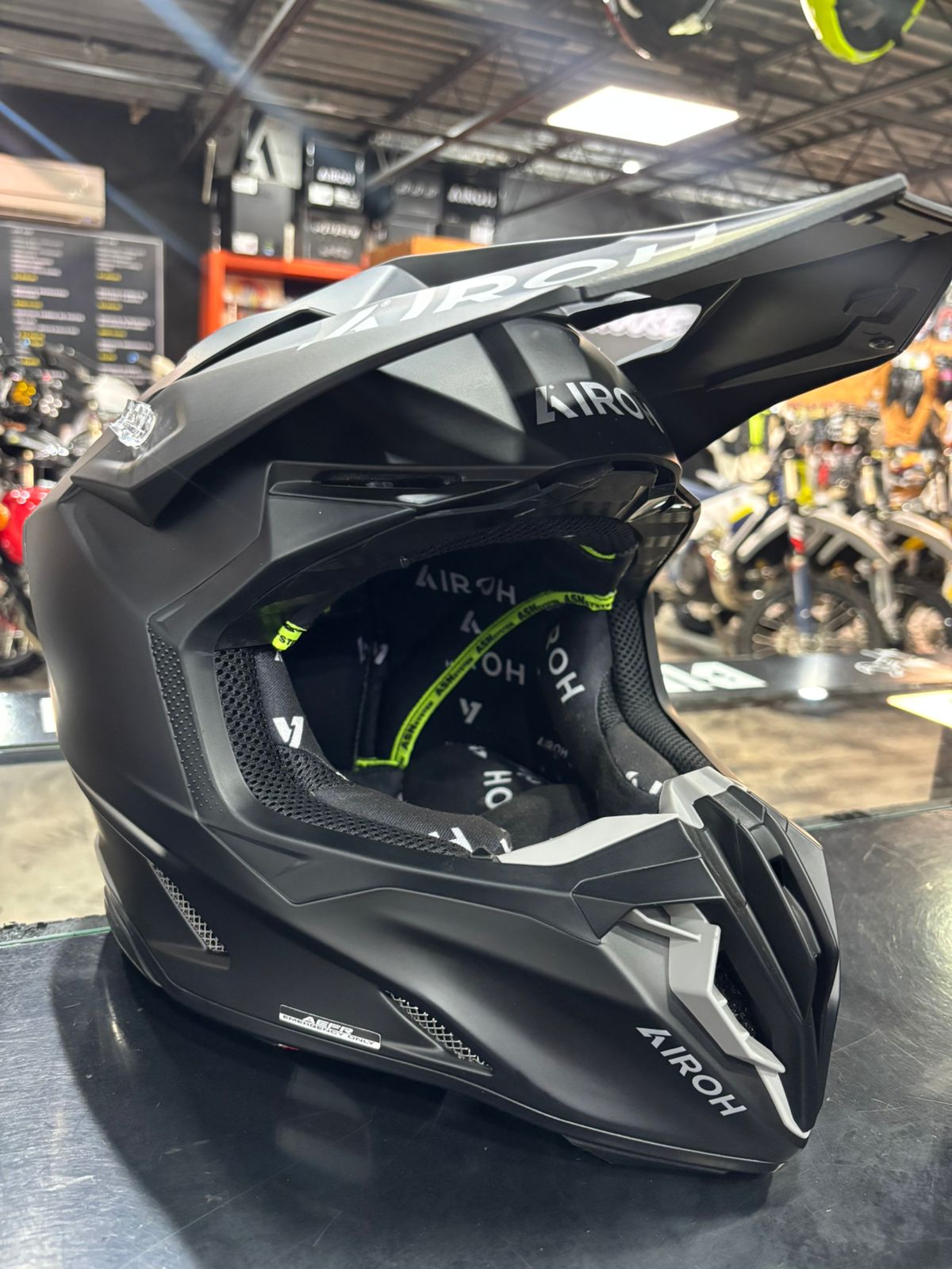 CASCO AIROH NEGRO
