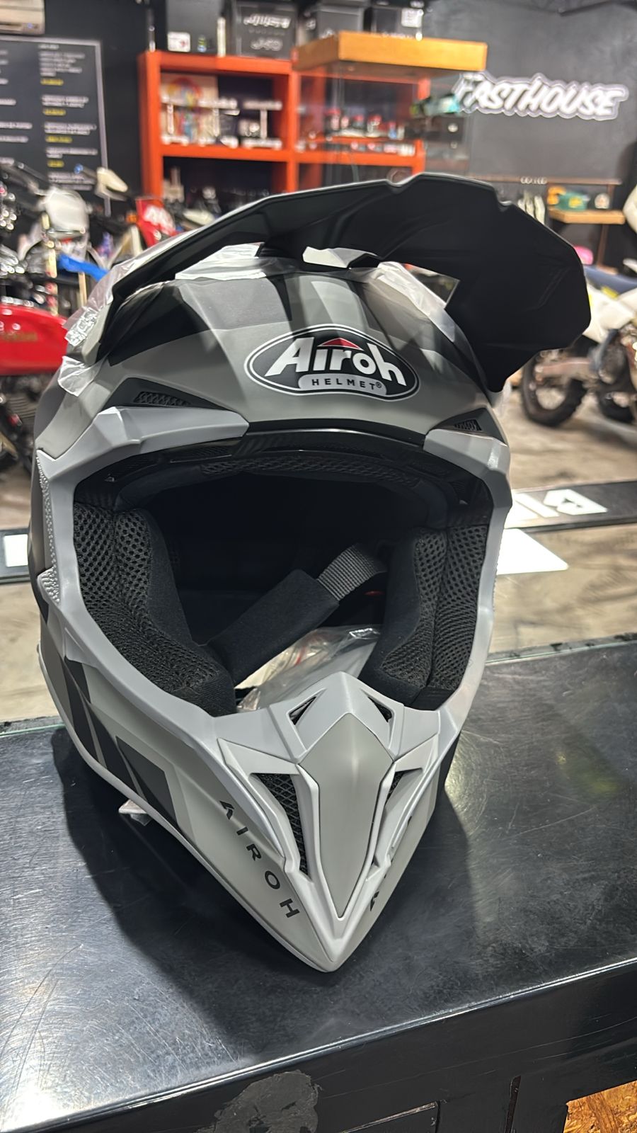 CASCO AIROH GRIS