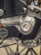 Cargar imagen en el visor de la galería, BULLET PROOF DESING FORK LUGS GUARD KTM 22MM AXLE 2015-2022
