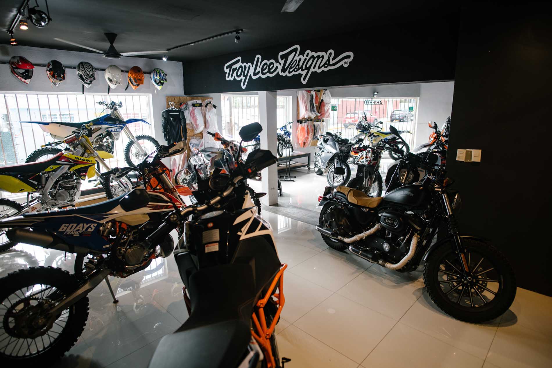 Interior de la boutique JAX con motocicletas y equipo