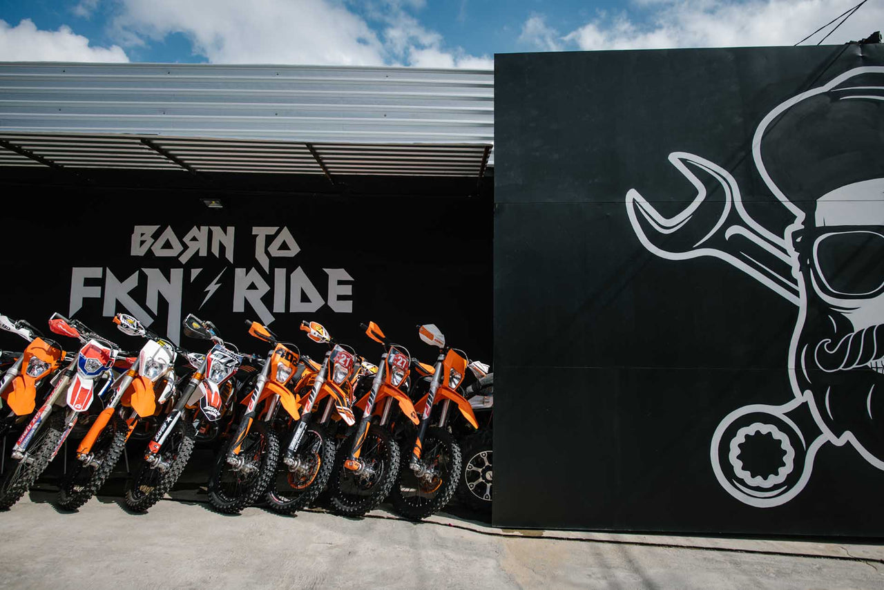 Motocicletas y mural de JAX en el taller
