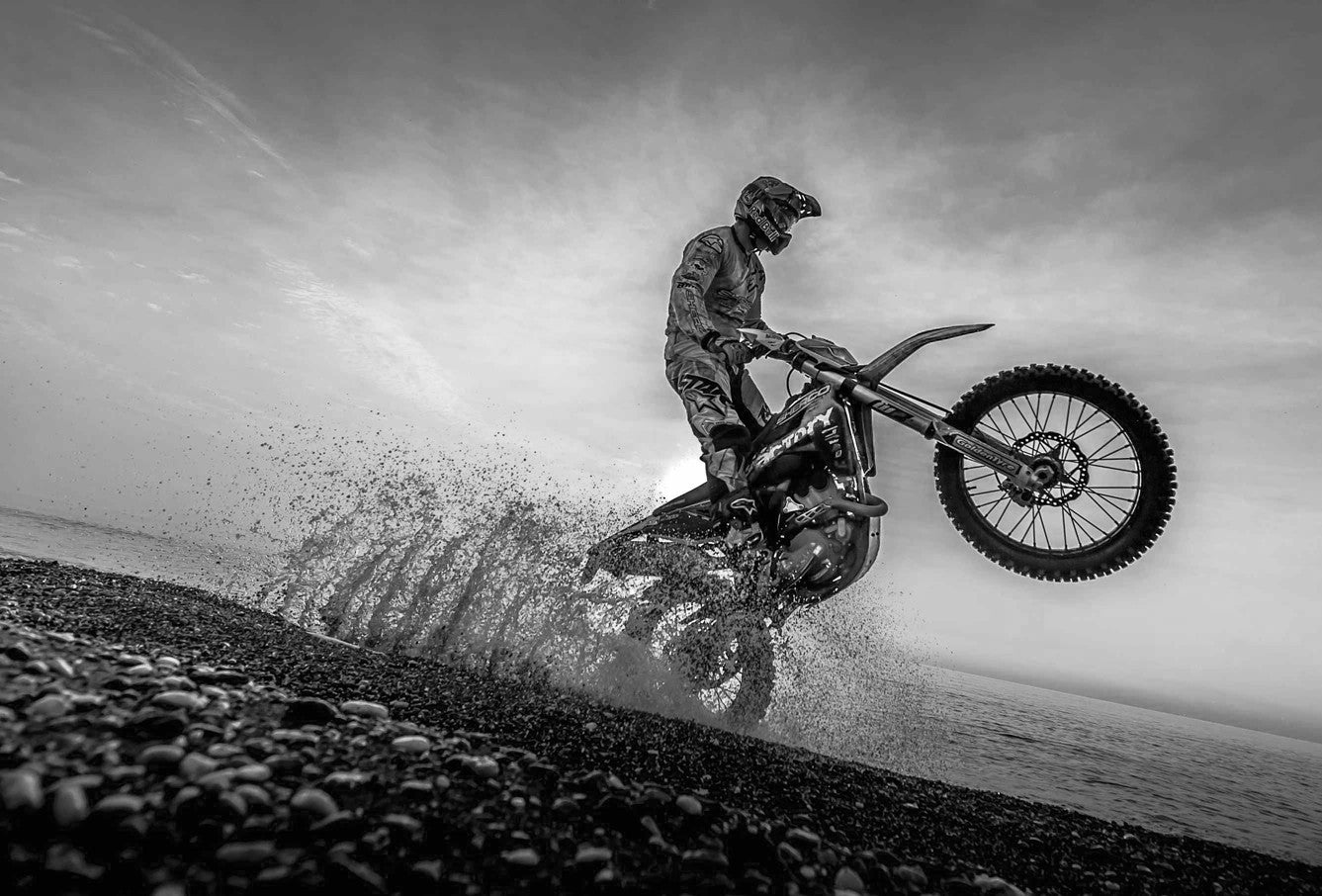 Motociclista en terreno de motocross